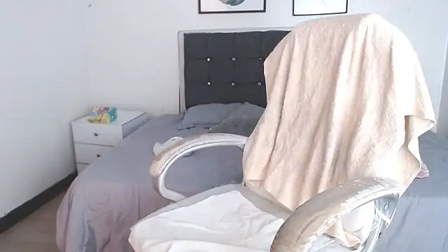 selena yourmilf online show from April 14, 2026, 2:33 pm