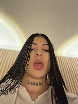 Sarasanders 4 online show from April 17, 2026, 2:14 am