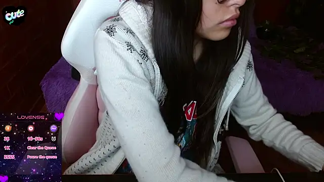 Snapshot of MidoriQuiinn chatting on November 12, 2025, 2:43 pm MidoriQuiinn online show from November 12, 2025, 2:43 pm