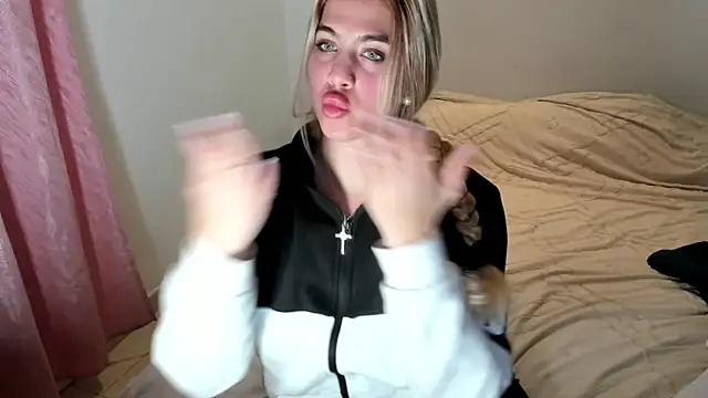 Snapshot of MariaMeir chatting on December 18, 2025, 8:01 pm MariaMeir online show from December 18, 2025, 8:01 pm