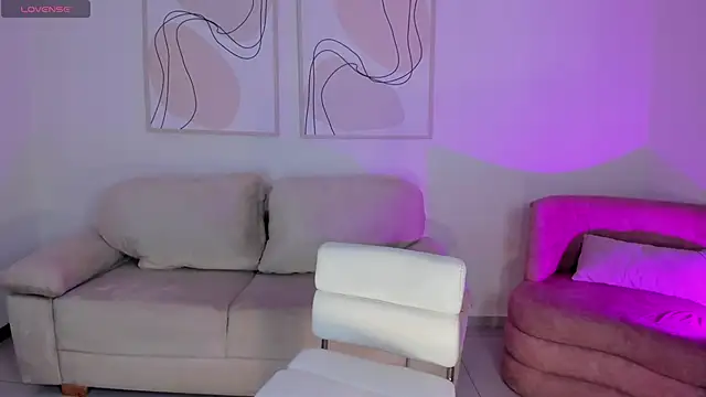 NiaHolland online show from June 20, 2026, 6:13 pm