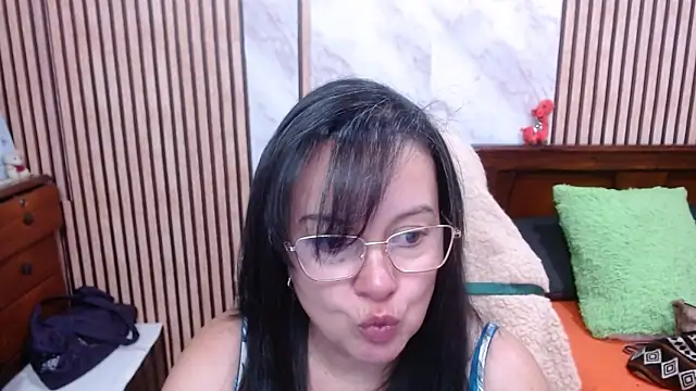 Sonialorens  online show from October 16, 2025, 9:56 pm