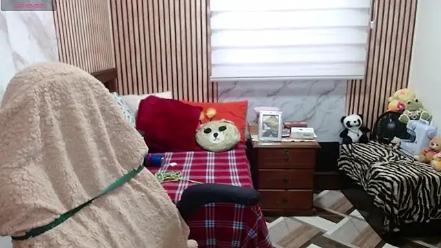 Sonialorens  online show from April 16, 2026, 11:07 pm