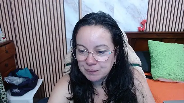 Sonialorens  online show from October 15, 2025, 10:40 pm