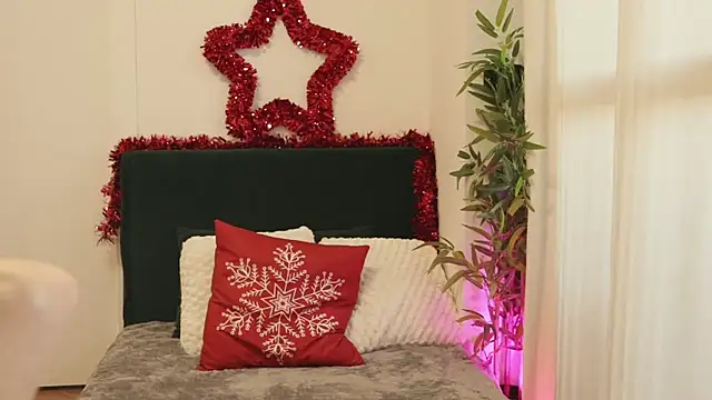 Luna Riva online show from December 15, 2025, 9:37 am