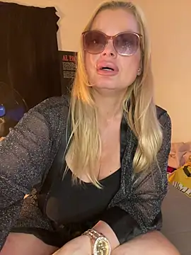 Snapshot of Lisavontease chatting on July 19, 2026, 7:54 pm Lisavontease online show from July 19, 2026, 7:54 pm