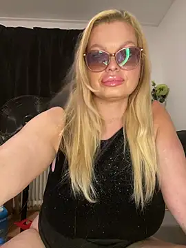 Snapshot of Lisavontease chatting on July 17, 2026, 10:29 pm Lisavontease online show from July 17, 2026, 10:29 pm