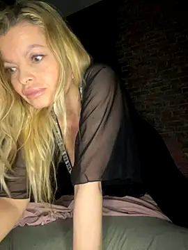 Snapshot of Lisavontease chatting on October 18, 2025, 4:03 am Lisavontease online show from October 18, 2025, 4:03 am