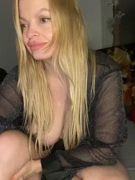 Snapshot of Lisavontease chatting on June 7, 2026, 9:42 pm Lisavontease online show from June 7, 2026, 9:42 pm