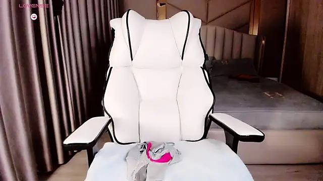 Snapshot of Girl__Funny chatting on October 16, 2025, 6:38 pm Girl Funny online show from October 16, 2025, 6:38 pm