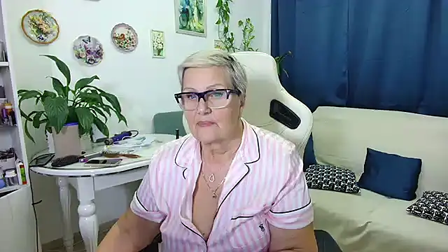 Snapshot of Selenna57 chatting on December 19, 2025, 7:16 pm Selenna57 online show from December 19, 2025, 7:16 pm