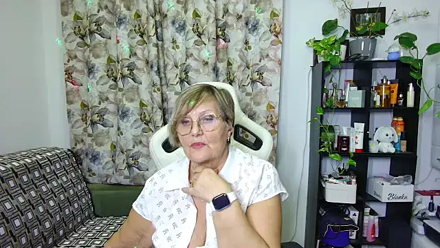 Snapshot of Selenna57 chatting on December 27, 2024, 11:42 pm Selenna57 online show from December 27, 2024, 11:42 pm