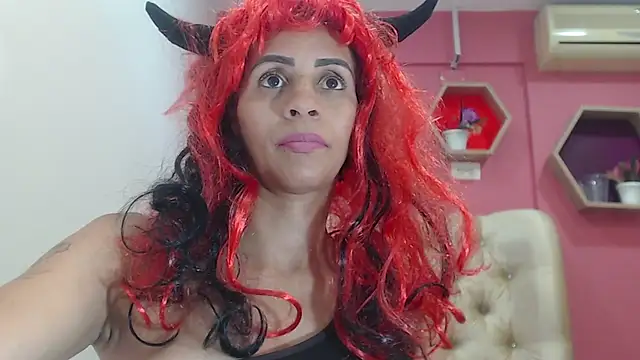 Amber Moore online show from October 3, 2025, 10:00 pm