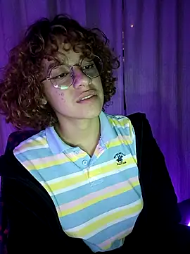 Snapshot of EmmaMelissa0521 chatting on February 18, 2025, 1:32 am EmmaMelissa0521 online show from February 18, 2025, 1:32 am