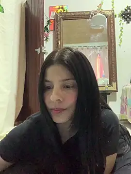 Estefani 32 online show from April 16, 2026, 7:47 pm