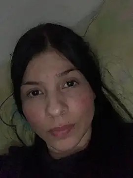 Snapshot of Estefani_32 chatting on February 13, 2026, 5:29 am Estefani 32 online show from February 13, 2026, 5:29 am