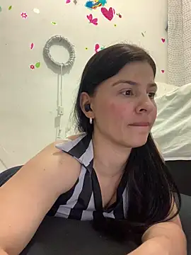 Estefani 32 online show from April 8, 2026, 12:56 am