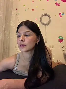 Estefani 32 online show from April 12, 2026, 6:33 pm