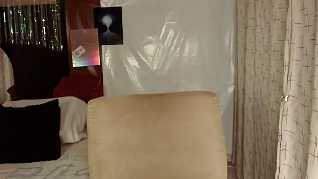 Estefani 32 online show from November 10, 2025, 5:29 pm