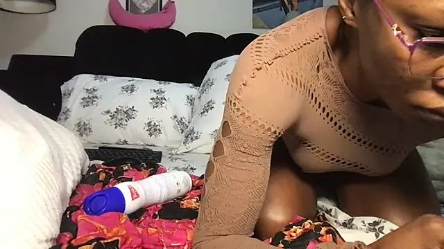 Snapshot of choco_petite chatting on April 8, 2026, 4:25 am choco petite online show from April 8, 2026, 4:25 am