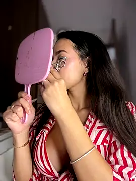 Snapshot of DulceLenns chatting on December 22, 2025, 6:30 pm DulceLenns online show from December 22, 2025, 6:30 pm