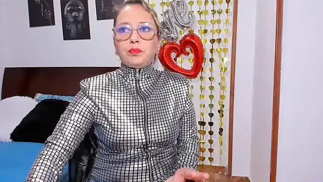 taylorhot70 online show from June 12, 2026, 11:46 pm