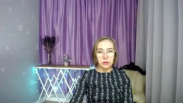 queen a n i online show from March 10, 2026, 7:01 am