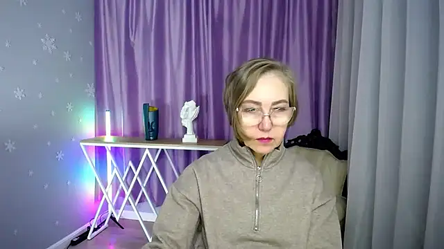 queen a n i online show from November 1, 2025, 9:58 am