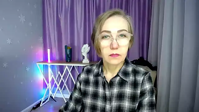 queen a n i online show from October 23, 2025, 9:52 am