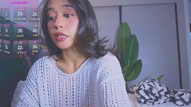 Mia Tin online show from November 6, 2025, 1:48 pm