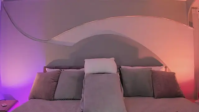 Nicolle W online show from November 5, 2025, 11:46 am