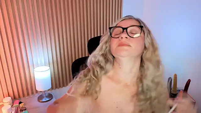 MarianL0ve online show from April 4, 2026, 10:11 am