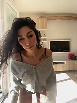 amanilouve online show from February 9, 2026, 10:57 am