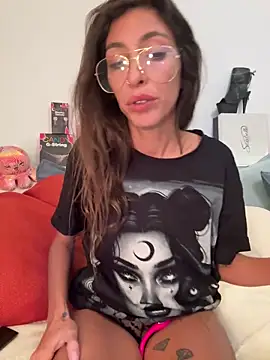 amanilouve online show from October 19, 2025, 8:55 pm