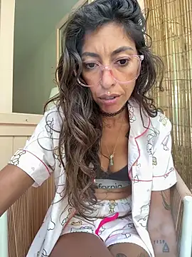 amanilouve online show from April 18, 2026, 8:49 am