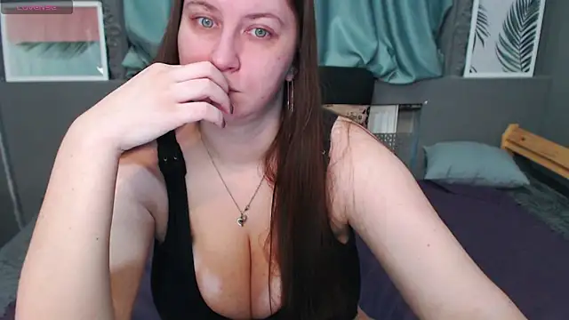 Snapshot of LiyaSilve chatting on February 18, 2025, 1:21 am LiyaSilve online show from February 18, 2025, 1:21 am