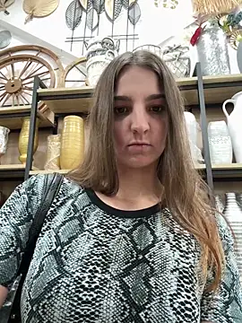 DoriDeluxe66 online show from November 5, 2025, 9:56 am