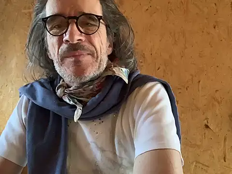 Snapshot of GioApri chatting on January 14, 2026, 11:58 am GioApri online show from January 14, 2026, 11:58 am