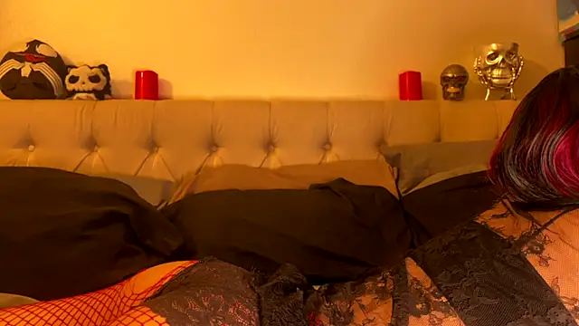 crystalxh online show from April 15, 2026, 10:32 pm