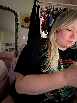 PiggyRose online show from October 6, 2025, 10:32 pm