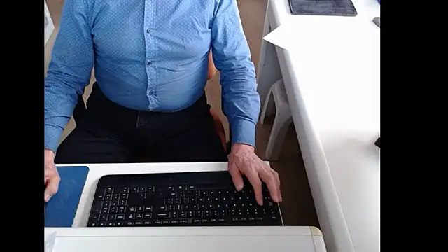 dutchpornking online show from March 9, 2026, 7:12 am