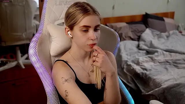 Snapshot of ho1yho1e chatting on February 11, 2026, 7:03 pm ho1yho1e online show from February 11, 2026, 7:03 pm