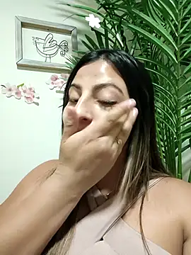 little antonela online show from October 7, 2025, 4:52 pm