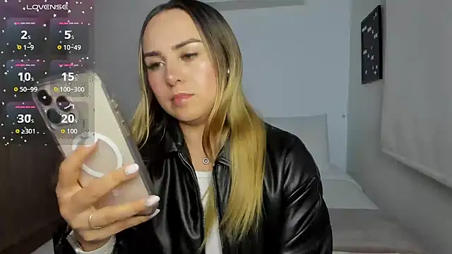 Snapshot of sophi_mooreno chatting on February 17, 2026, 2:42 am sophi mooreno online show from February 17, 2026, 2:42 am