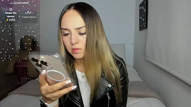 sophi mooreno online show from April 8, 2026, 1:29 am