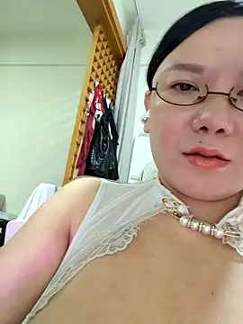 LILYsweetfcup online show from November 16, 2025, 12:32 pm