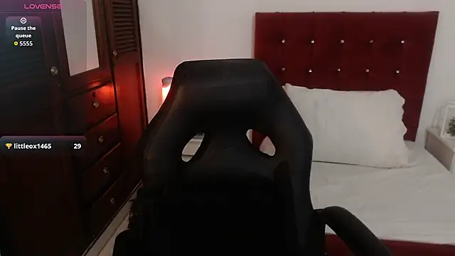 Wanda Milf online show from October 28, 2025, 9:47 pm