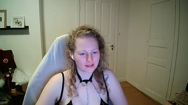 Girlnina-1995 online show from March 16, 2026, 6:32 pm