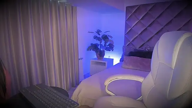 malaia hills online show from November 21, 2025, 6:40 pm