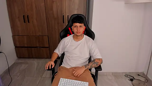 Snapshot of Jake_simons chatting on October 3, 2025, 11:23 am Jake simons online show from October 3, 2025, 11:23 am